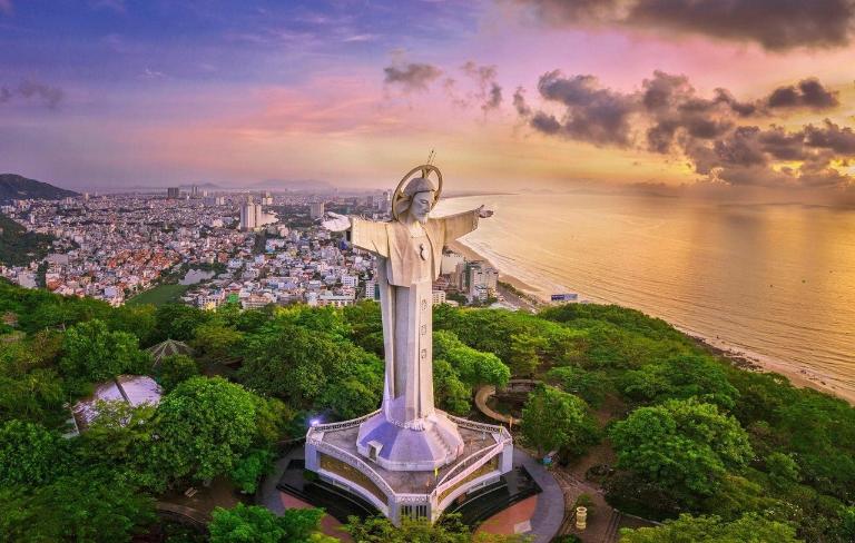 Tượng cao 32m, đứng dang tay nhìn ra biển – biểu tượng của sự bình an.