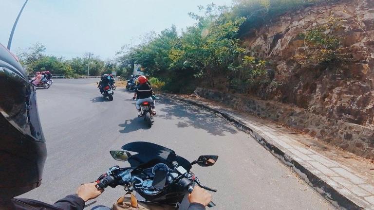 Trên quốc lộ, vẫn thường có những đoạn cua gắt, hãy giảm tốc độ và bóp phanh từ xa.