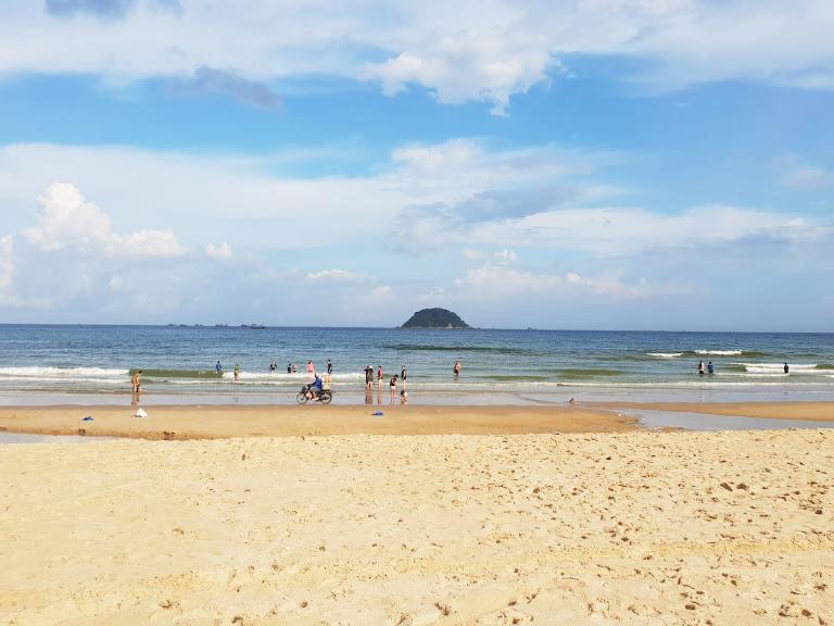 Bãi biển dài, thoải, sạch và nhiều cây xanh che mát.