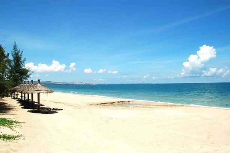  Dạo biển Cam Bình, tắm biển hoặc đơn giản là nằm dài đọc sách dưới rặng dừa.