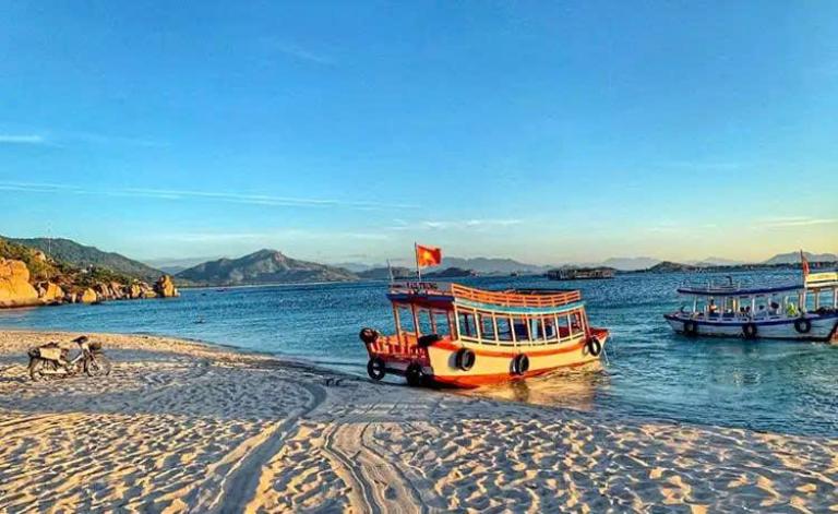 Bãi Kinh giống như một “cánh cổng thiên đường” với cát trắng, nước trong như gương