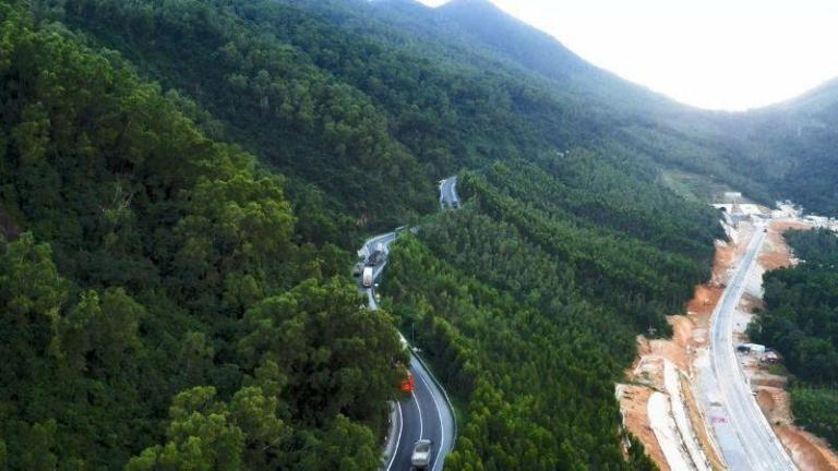 Đèo Cù Mông nối giữa Quy Nhơn và Phú Yên, cảnh núi non xen biển tạo nên khung cảnh vừa hùng vĩ vừa nên thơ.