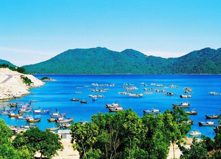Vịnh Vũng Rô đẹp với cảnh biển yên ả, nước trong vắt