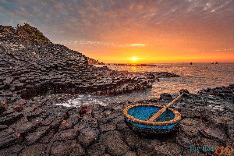 Gành Đá Dĩa là một hiện tượng địa chất độc đáo với hàng nghìn cột đá hình lục giác xếp chồng lên nhau