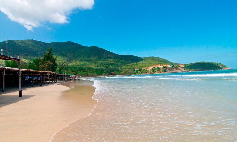 Bãi Dài Cam Ranh – bãi biển đẹp nguyên sơ, nước trong vắt, ít du khách.