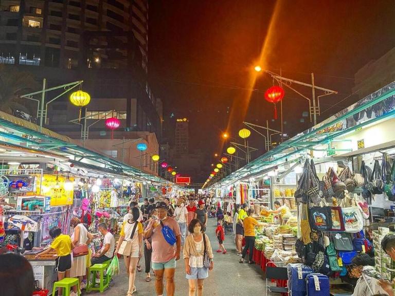 Chợ đêm Nha Trang là thiên đường cho tín đồ yêu thích đồ ăn vặt và mua sắm 