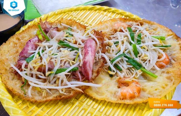 Bánh xèo hải sản là đặc sản ở Phú Yên