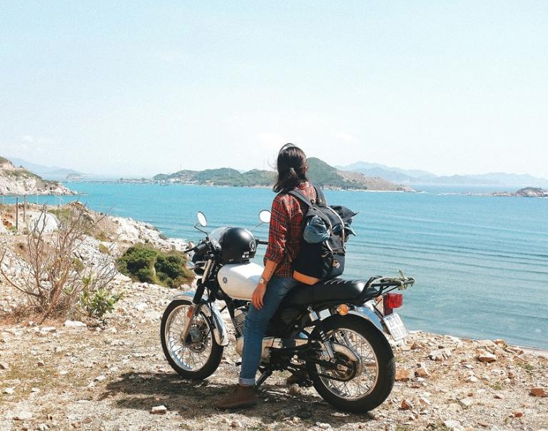 Bạn được tận mắt ngắm nhìn từng lớp núi, từng con sóng vỗ, từng ngọn hải đăng