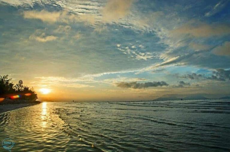 Bờ biển dài, nước lợ và sóng dịu – lý tưởng để tản bộ, đạp xe hoặc tổ chức picnic.