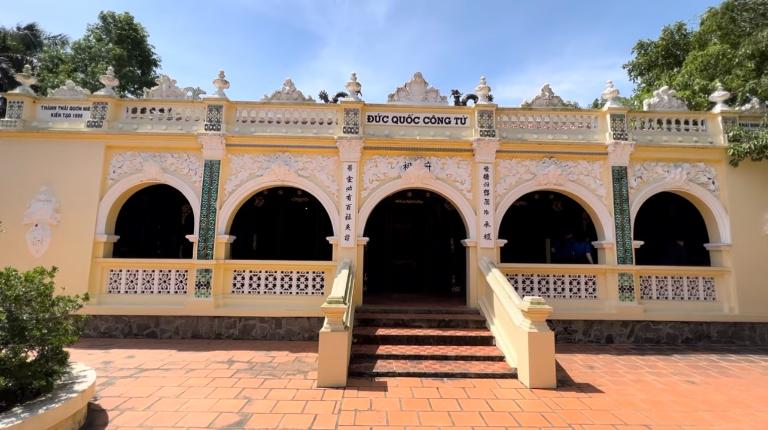 Lăng Hoàng Gia – một công trình kiến trúc cổ kính hơn 200 năm tuổi.