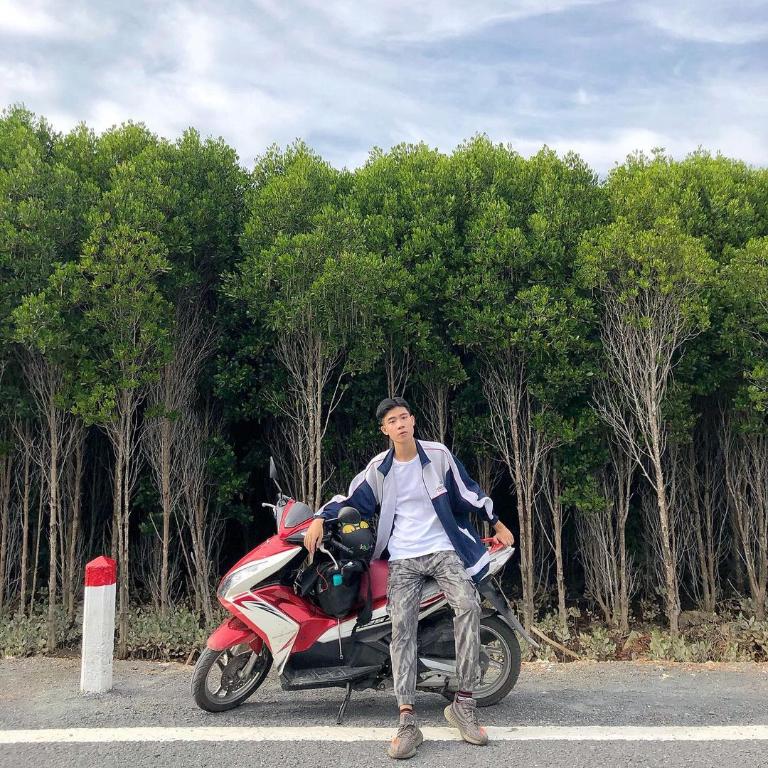 Xe máy không chỉ là phương tiện, mà còn là “người bạn đồng hành” trong suốt hành trình.