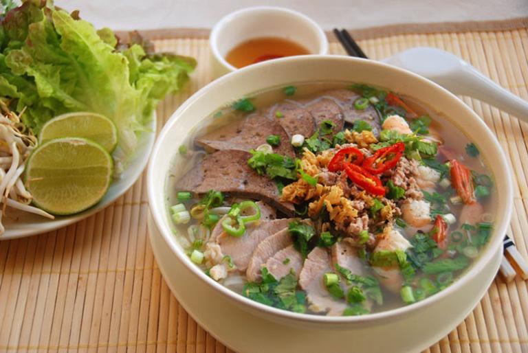 Tô hủ tiếu nhìn đơn giản, nhưng lại chứa đựng cả sự tinh tế của người nấu