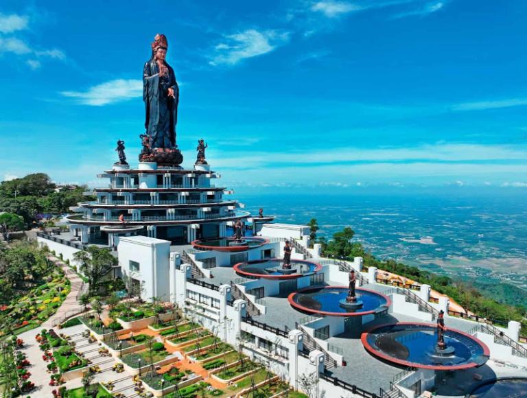 Núi Bà Đen cao 986m, tọa lạc tại Tây Ninh, được mệnh danh là “nóc nhà Nam Bộ”