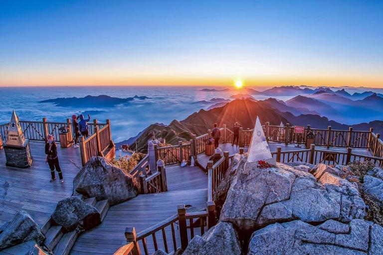 Sương mù luôn bao phủ trên đỉnh Fansipan