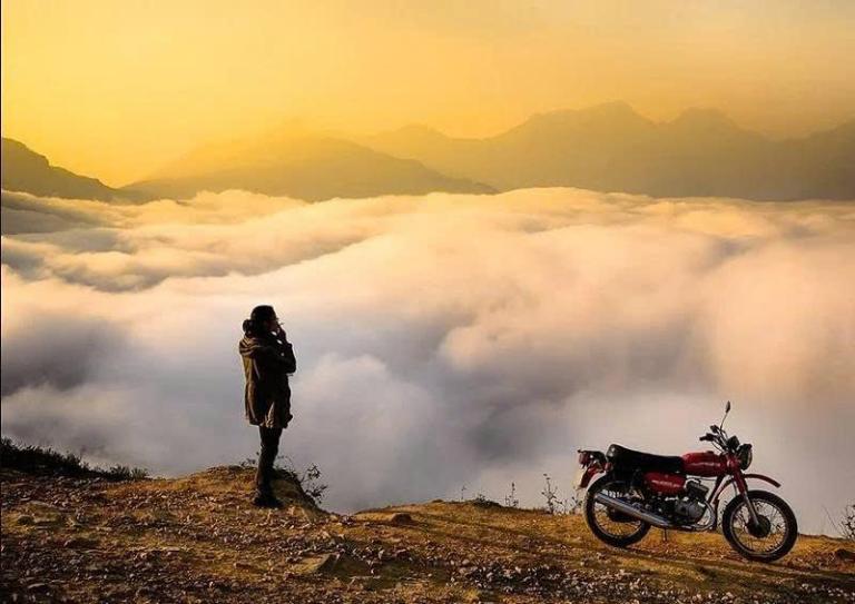 Đường đèo trơn trượt, sương mù dày đặc và gió núi mạnh là những chướng ngại. 