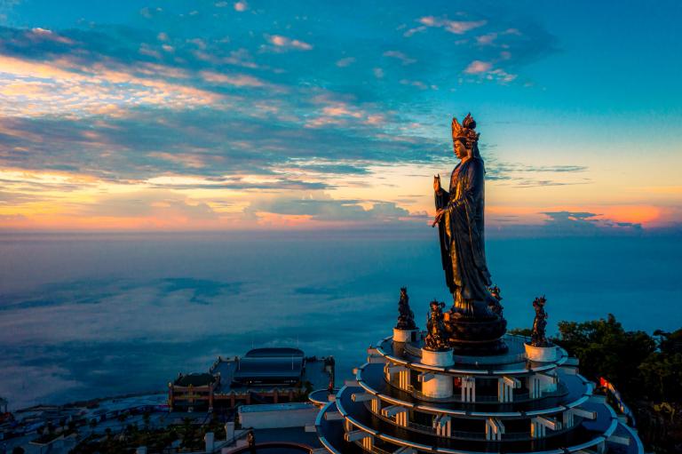 Tượng Phật Bà Tây Bổ Đà Sơn – cao 72m, là tượng Phật bằng đồng cao nhất châu Á.
