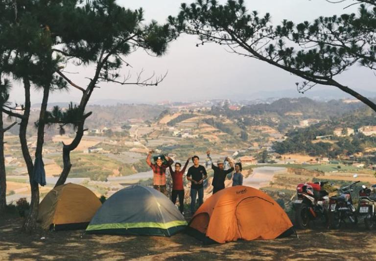 Đây là loại hình “hot trend” trong giới trẻ hiện nay – kết hợp giữa lái xe máy và dựng trại, sống giữa rừng