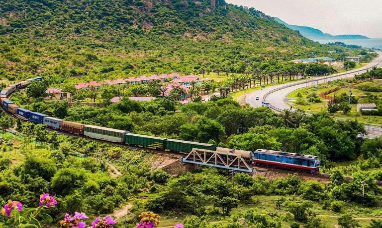 Sau khi xuống tàu và nhận xe, bạn sẽ cần nơi để nghỉ ngơi trước khi tiếp tục hành trình.