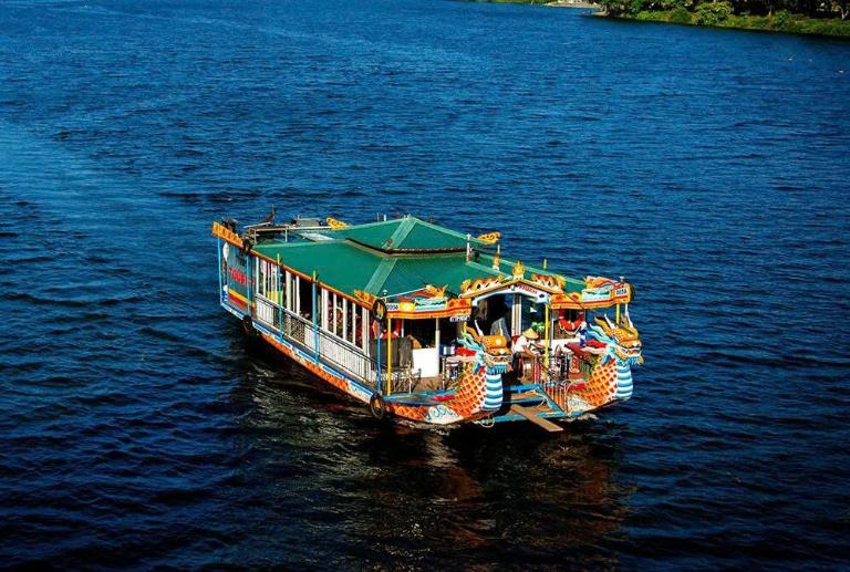 Đi thuyền nghe ca Huế trên sông Hương rất nên thơ và lãng mạn