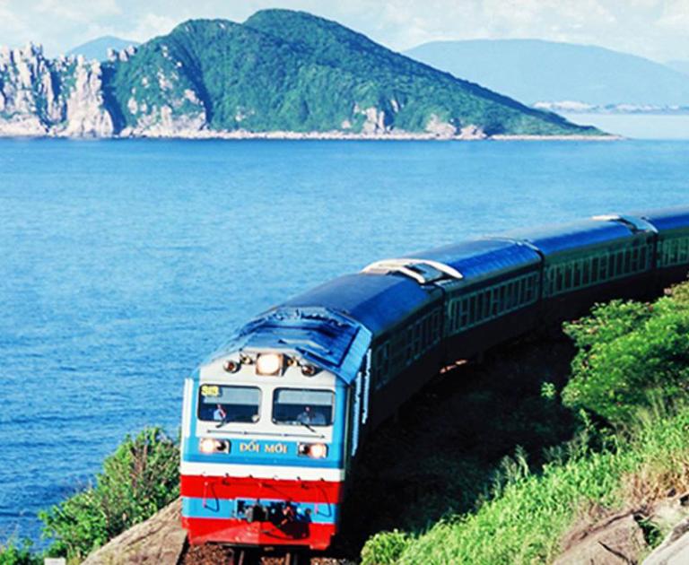 Cung đường này như một cuốn phim trữ tình kéo dài theo đường bờ biển miền Trung.