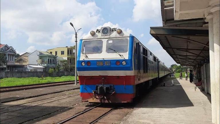 Ưu tiên tàu Thống Nhất (SE1 – SE10) có khoang hàng rộng, hỗ trợ gửi xe tại nhiều ga lớn.