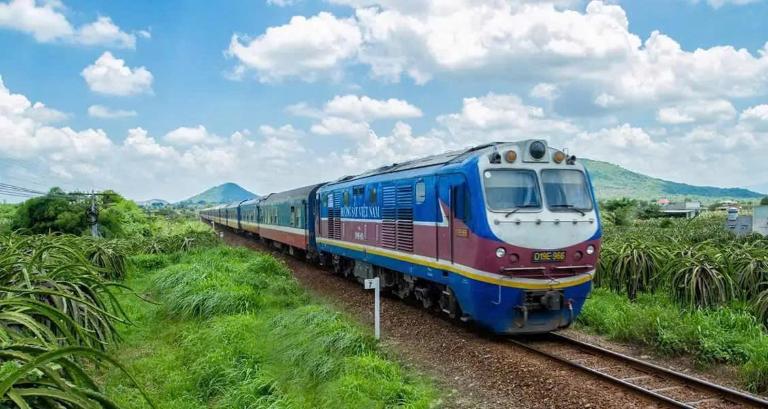 Khi kết hợp tàu hỏa, bạn có thể gửi xe máy từ Hà Nội, xuống tại Huế, rồi chạy xe đến Đà Nẵng.