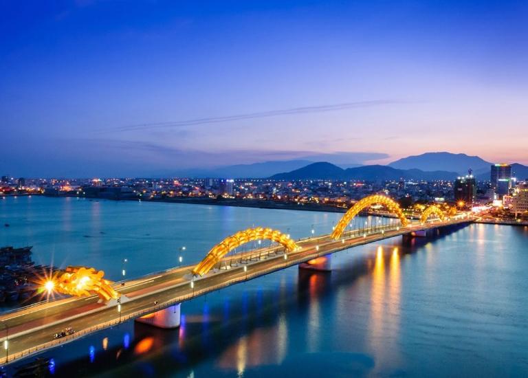 Cầu Rồng về đêm có khung cảnh tuyệt đẹp