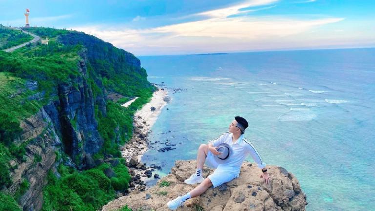 Leo lên đỉnh núi, bạn sẽ thấy toàn cảnh đảo hiện ra ngoạn mục