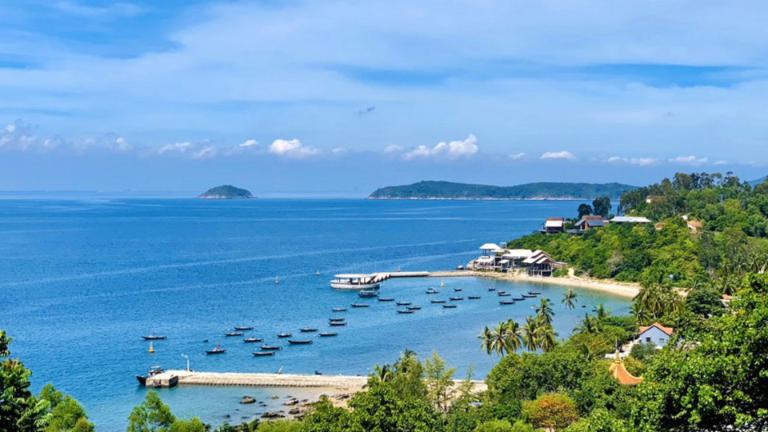 Bãi Chồng – Bãi Xếp là hai bãi tắm đẹp nhất trên đảo, hoang sơ, sạch sẽ