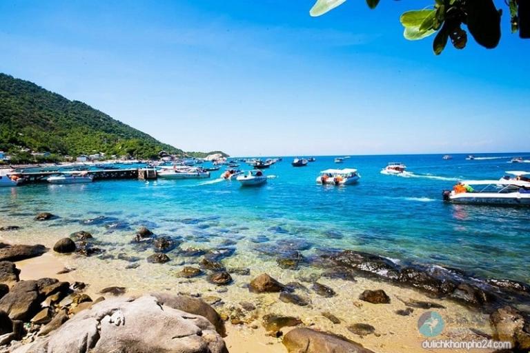 Cù Lao Chàm có núi đá xen lẫn biển xanh tạo nên một khung cảnh hữu tình.
