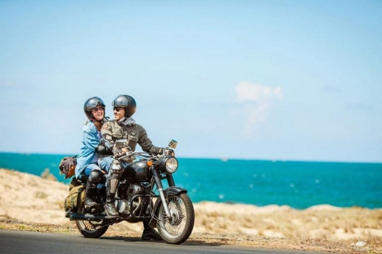 Đôi vợ chồng cùng nhau tham gia tour xe máy khám phá đảo