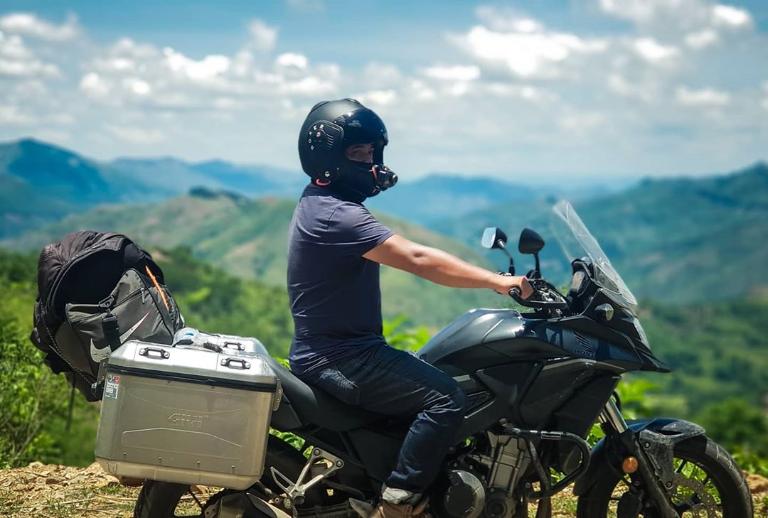Từ Hà Nội, bạn có thể đi theo quốc lộ 32 qua Nghĩa Lộ – Tú Lệ.