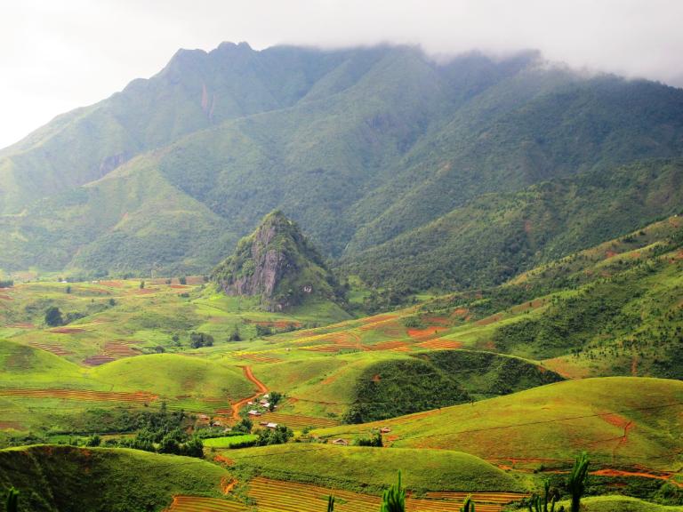 Chạy qua những cung đường đồi núi uốn lượn như tranh vẽ ở Than Uyên.