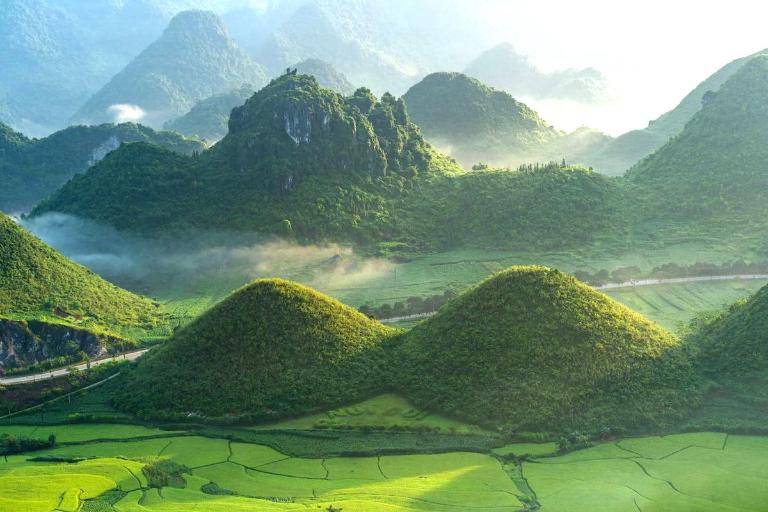 Núi Đôi Cô Tiên nổi bật đầy huyền thoại.