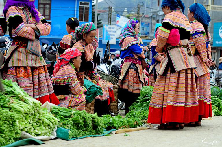 Gặp gỡ người Dao, H’Mông trong sắc áo thổ cẩm rực rỡ.