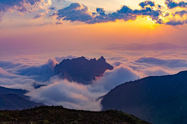 Mây thường xuất hiện dày vào bình minh, và tan dần khi mặt trời lên cao.