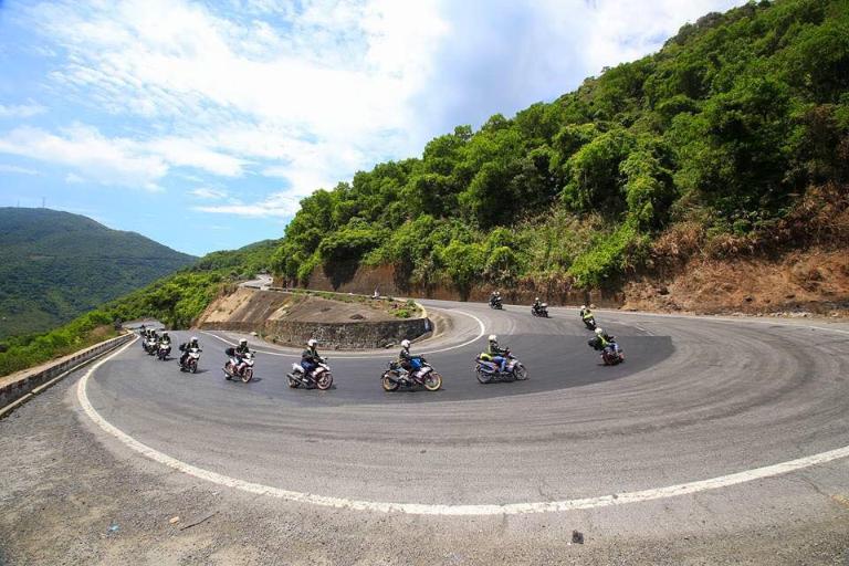 Đèo Hải Vân – cung đường nổi tiếng nhất trong mọi tour xe máy xuyên Việt 15 ngày. 