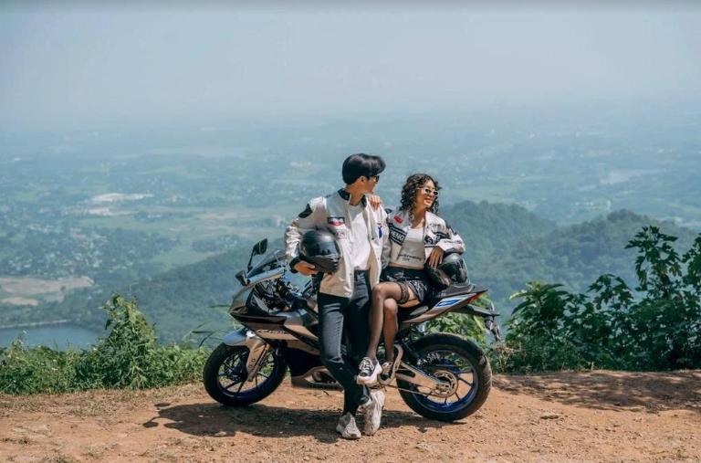 Đôi bạn trẻ cùng phượt xuyên Việt vào mùa thu