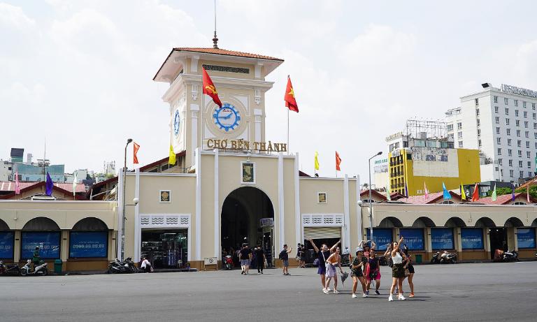 Chợ Bến Thành là một trong những ngôi chợ lớn nhất Sài Gòn