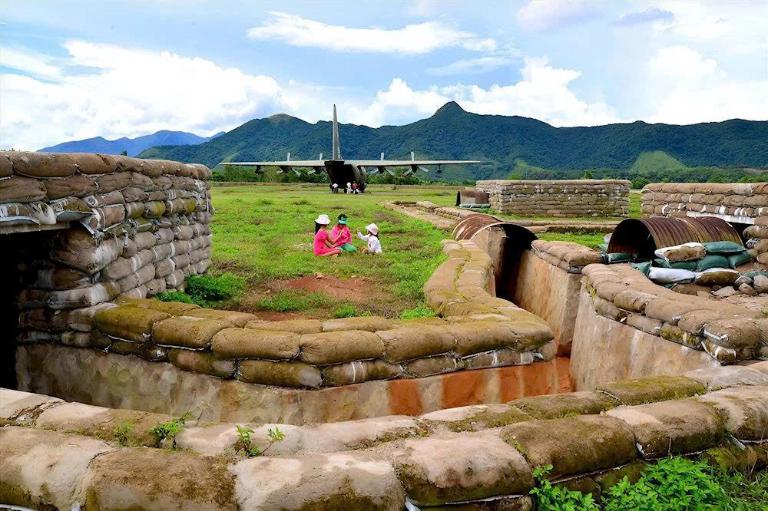 Đứng giữa Khe Sanh tưởng nhớ bao anh hùng ngã xuống.