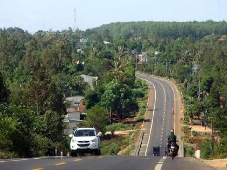Tây Nguyên – rừng cà phê bạt ngàn, đồi núi nhấp nhô, khí hậu mát lạnh.