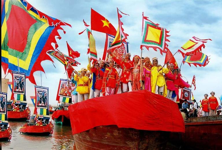 Lễ hội cầu ngư – nơi người dân tổ chức để cầu mong một mùa đánh bắt bội thu, biển êm sóng lặng. 