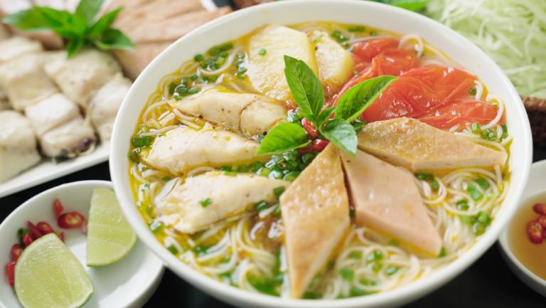 Bún chả cá là một lựa chọn hoàn hảo dọc ven biển.