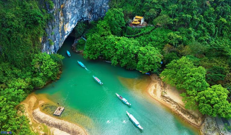 Động Phong Nha - kỳ quan thiên nhiên Việt Nam.