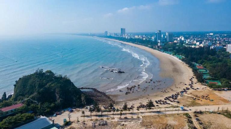 Bãi biển Cửa Lò: cát trắng, nước trong, đặc biệt yên bình vào buổi sáng.