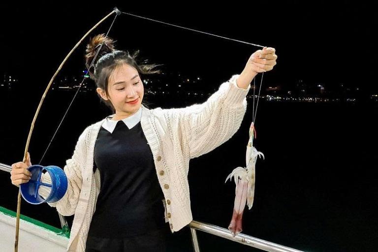 Bạn có thể thuê thuyền cùng ngư dân ra khơi câu mực đê