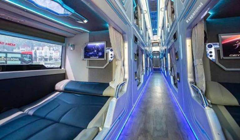  Mỗi cabin đều được thiết kế riêng biệt, có rèm che và giường nằm bọc da êm ái