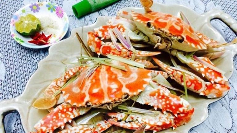 Ghẹ hấp sả là món ăn quen thuộc tại biển Thiên Cầm