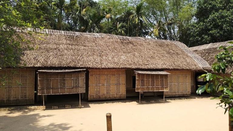 Nhà tranh Bác Hồ: ngôi nhà nhỏ, đơn sơ nhưng đầy tự hào dân tộc.