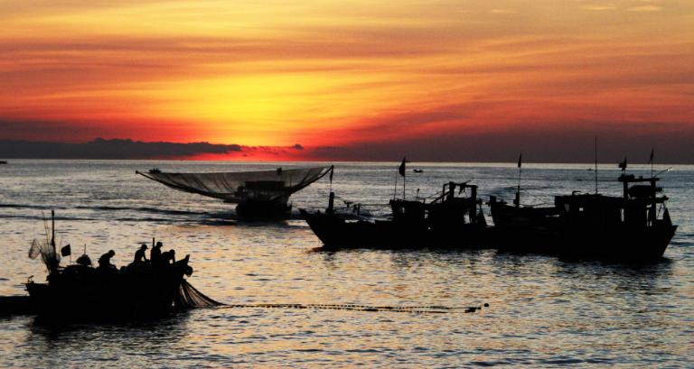 Bãi biển Thiên Cầm lúc bình minh tạo ra góc ảnh nào cũng ảo tung chảo